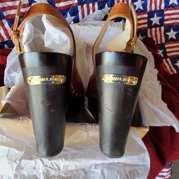 Authentic Michael Kors Charm Sling - Picture 3 of 5